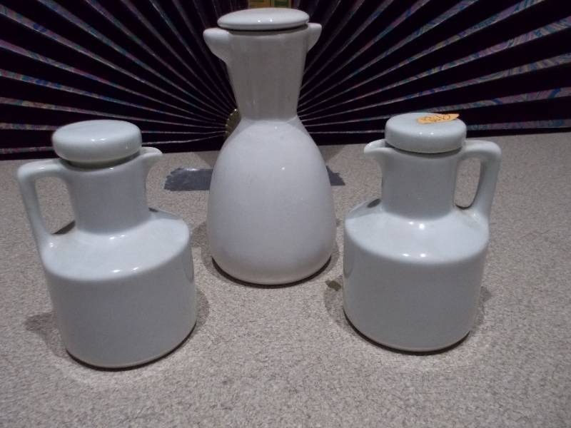 lot 35 image: This appears to be a vintage white ceramic oil and vinegar set