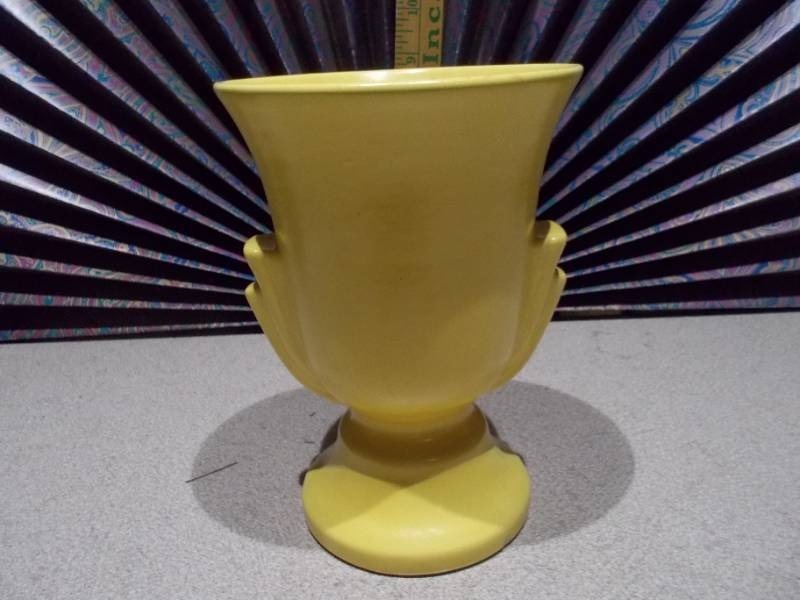 lot 41 image: This is a vintage yellow Art Deco vase