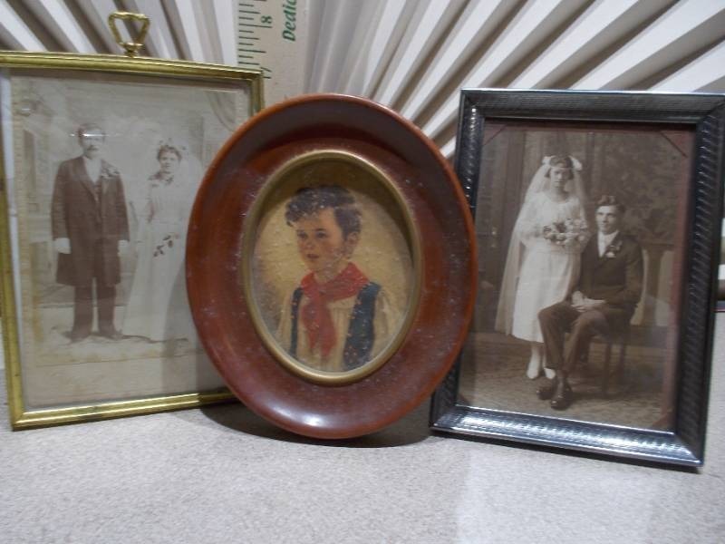 lot 54 image: This is an antique convex glass or bubble glass portrait, popular from around 1880 to 1920.
