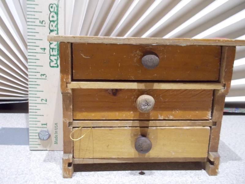 lot 94 image: Mini 3 Drawer Salesmans Sample Dresser full of Jewelry