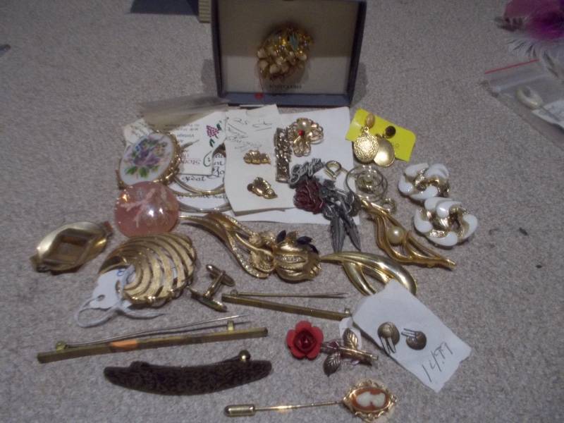 lot 99 image: Vintage Jewelry celloid pink pin