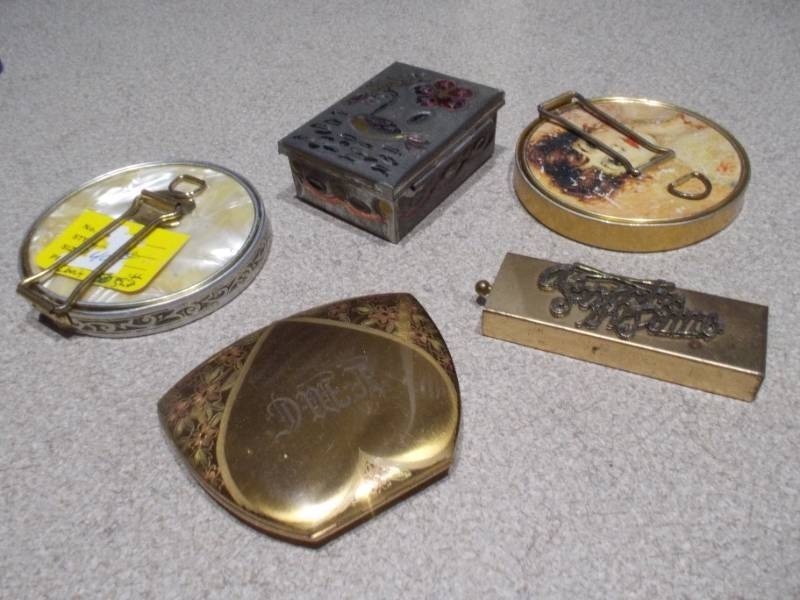 lot 102 image: This is a collection of vintage or antique trinket, pill, or snuff boxes