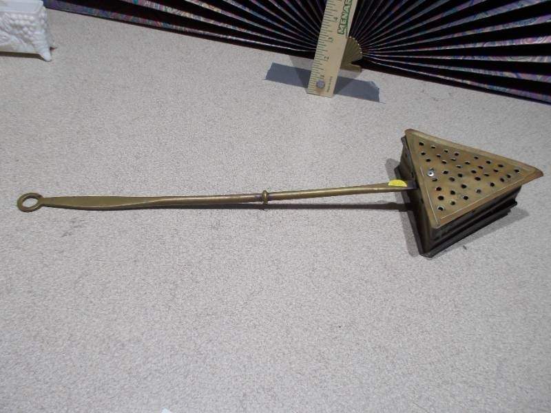 lot 123 image: This is a vintage brass bed warmer, also known as a warming pan