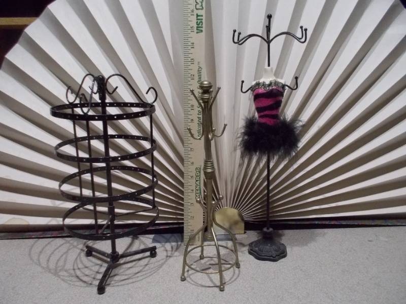 lot 124 image: These are various metal and mannequin jewelry display stands and holders.