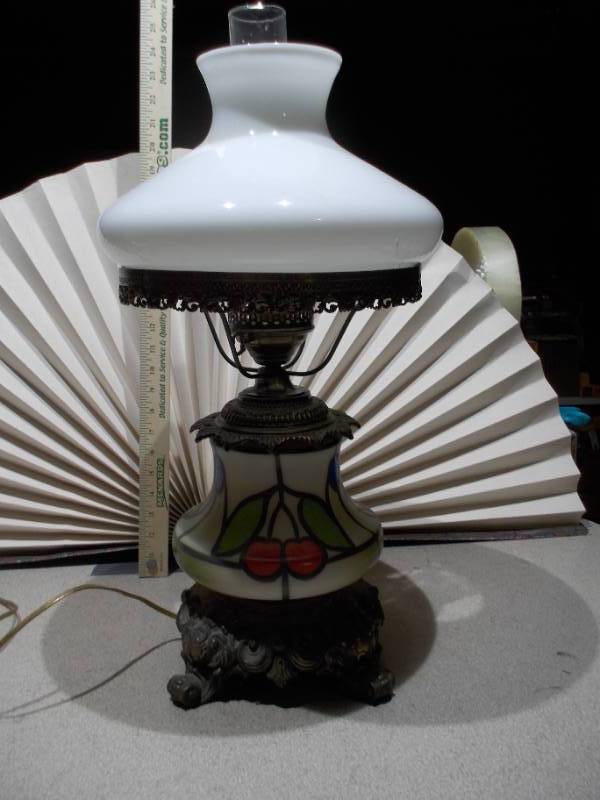 lot 126 image: This is a vintage GWTW (Gone With The Wind) hurricane parlor lamp, likely from the mid-20th century.