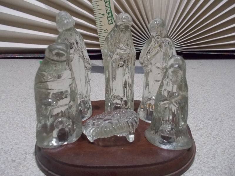 lot 143 image: This is a vintage clear glass nativity set