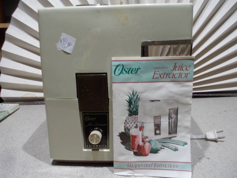 lot 148 image: This is a vintage Oster Automatic Juice Extractor (model 323-08B