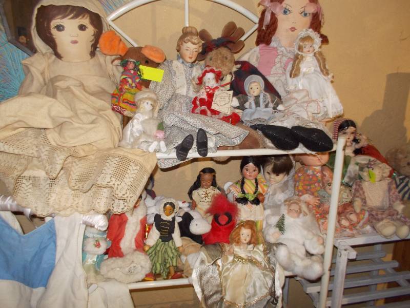 lot 200 image: Assorted Collectable Dolls-Lots 200 to 250 are unsold items from 1st auction.