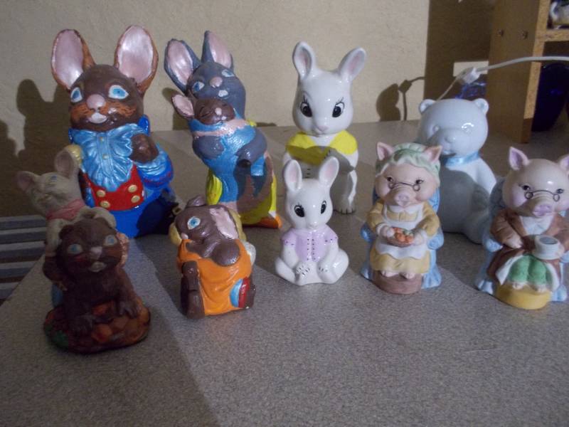 lot 201 image: Assorted figurines