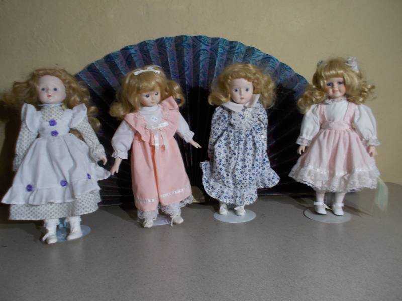 lot 227 image: 4 Collectable Dolls
