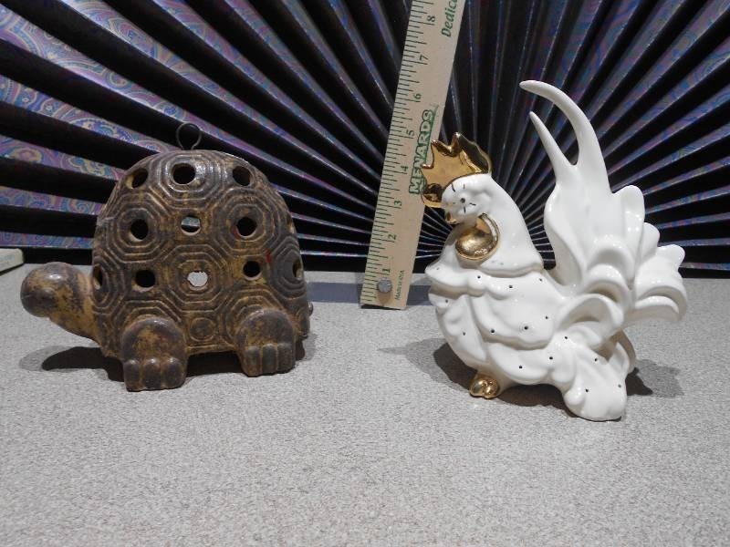 lot 170 image: ceramic turtle votive candle holder and a white and gold ceramic rooster figurine.