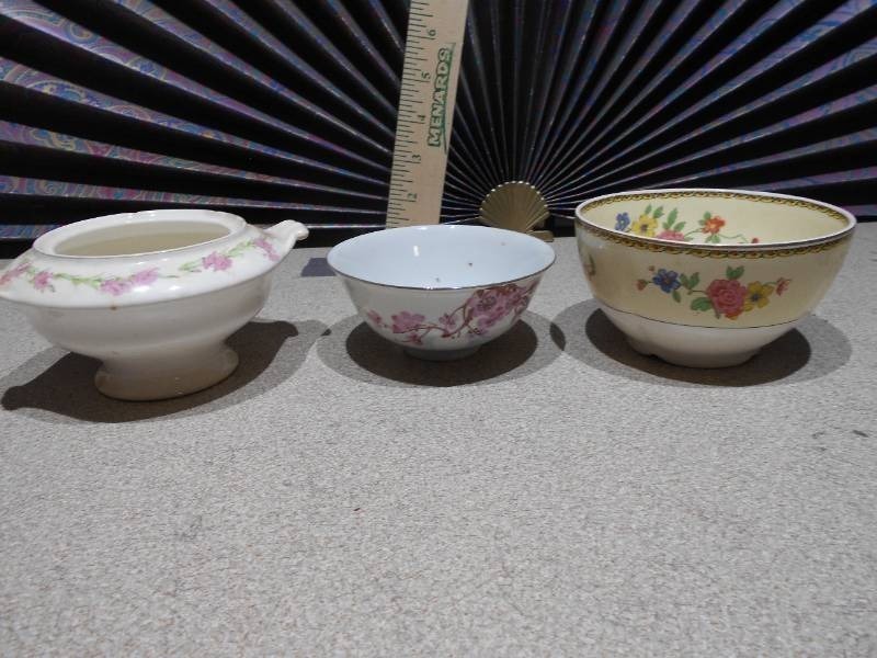 lot 176 image: These are vintage Chinese porcelain or ceramic bowls with floral motif
