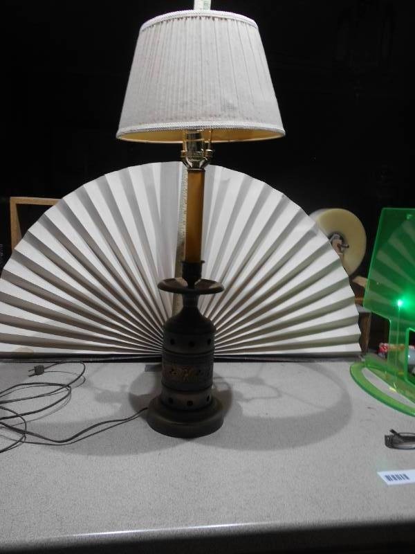 lot 188 image: This is an antique wooden wagon wheel hub table lamp