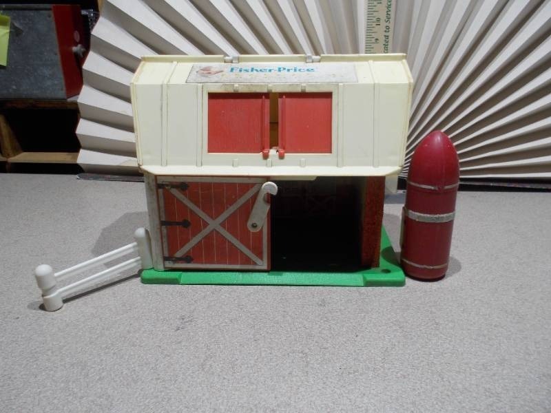 lot 261 image: Fisher-Price Little People Play Family Farm Barn