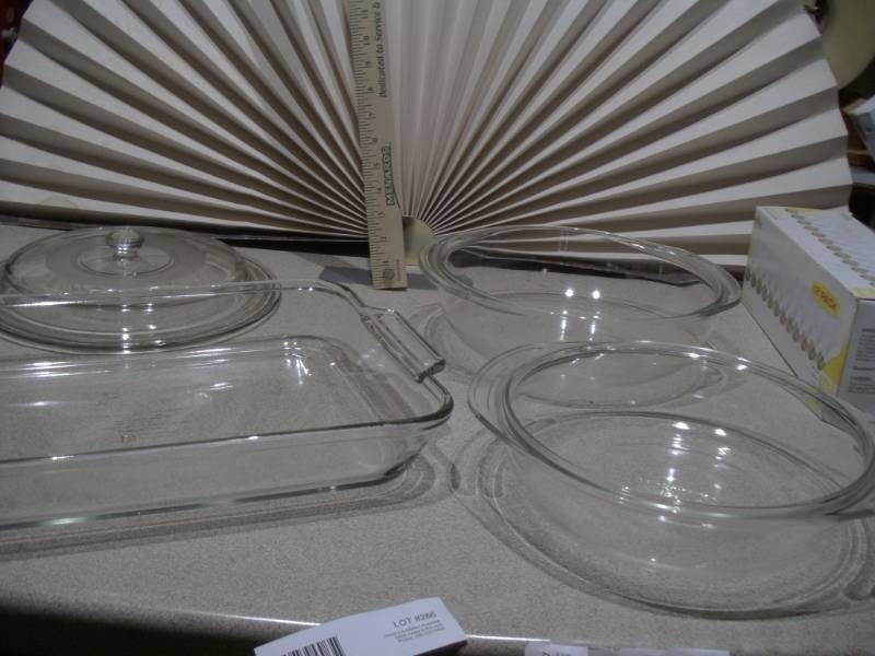 lot 286 image: This collection features vintage tempered clear glass bakeware