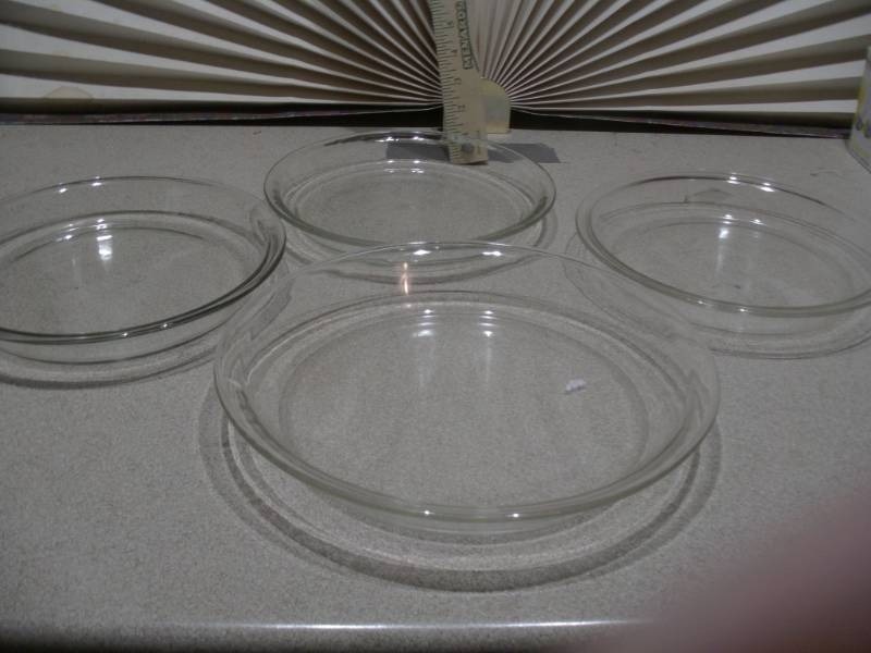 lot 288 image: vintage Pyrex glass pie plates