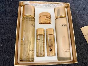 lot 22 image: Lxnew Royal Golden Skincare Set