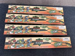 lot 32 image: 4 Dinobros Monter Reachers