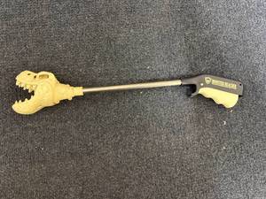 lot 33 image: 4 Dinobros Monter Reachers