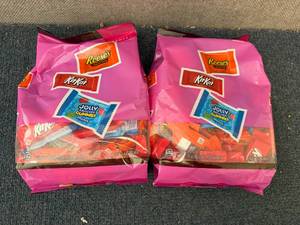 lot 245 image: Mm. 2X Party Size Mix Of ReeseS, Kitkat & Jolly Rancher Gummie Minis