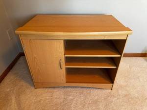 lot 17 image: Oak Wood Cabinet with Left Door and 3 Open Shelves - Free-Standing Storage