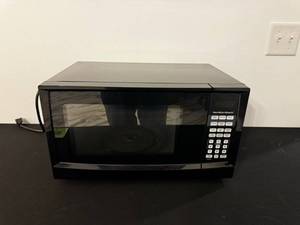 lot 65 image: Hamilton Beach Microwave Oven - 900W Countertop with Digital Display