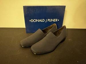 lot 74 image: Donald J Pliner M0085 Slip-On Loafers - Black