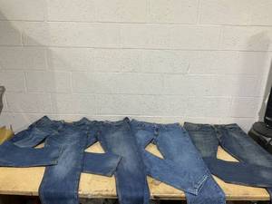 lot 230 image: LOT OF 4 Levi & Wrangler Mens Jeans 36x32