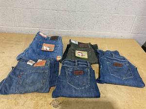 lot 232 image: LOT OF 5 Levi, Magellan, & Wrangler Mens Jeans VARIETY SIZES (1 Has A Tear, Fixable)