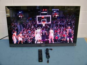 lot 68 image: 40 Sony KDL-40EX400 BRAVIA 1080p LCD TV