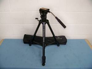 lot 93 image: Pearstone VT-2100 Fluid Head Video Tripod with Carrying Case