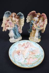 lot 70 image: Angel Figurines (Pair) with Pedestal Plate - 8.5 in tall, 5.5 in wide