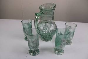 lot 90 image: Green Glass Pitcher with Palm Tree Etching & 4 Matching Glasses