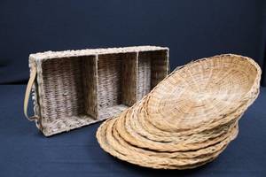 lot 186 image: Natural Wicker Basket Set - Rectangular Carry Hamper & Round Baskets