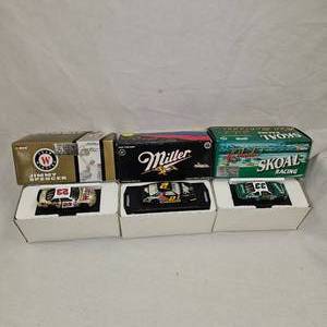 lot 101 image: Deluxe 164 Nascar Die Cast Car-Set of 3