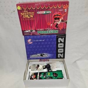 lot 136 image: 124 Scale Nascar Die Cast Cars