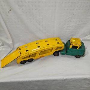 lot 195 image: 1950s Structo Car Hauler Semi