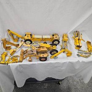 lot 197 image: Huge Lot of CaseInternational Die Cast Tractors