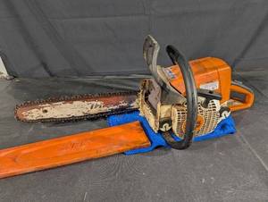 lot 33 image: STIHL MS 250 Chainsaw with Bar Cover