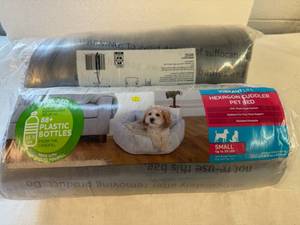 lot 44 image: 2x Hexagon Cuddler Pet Bed-Small