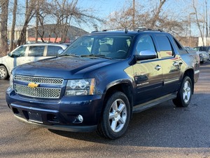 lot 6 image: 2012 CHEVROLET AVALANCHE LS 4x4  No Accidents (NO RESERVE)