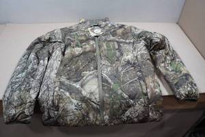 lot 27 image: Magellan Outdoors Reversible Puffer Jacket - Large