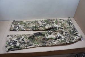 lot 73 image: Magellan Outdoors Fleece Lined Hunting Pants - Large