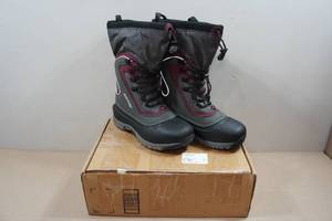 lot 100 image: Baffin Womens Flare Winter Boots - Size 9