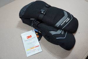 lot 111 image: Clam Ice Armor Edge Mitts - Medium