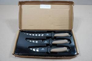 lot 139 image: Mossy Oak 3-Pack Knife Set with Sheaths