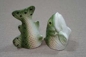lot 206 image: Vintage Salt & Pepper Shaker Set