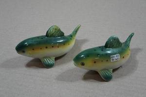 lot 210 image: Vintage Salt & Pepper Shaker Set