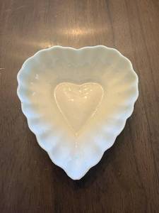 lot 74 image: Belleek Heart-Shaped Porcelain Dish - Scalloped Edge