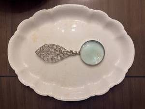 lot 120 image: White Ceramic Oval Plate with Scalloped Edge & Decorative Leaf Magnifying Glass